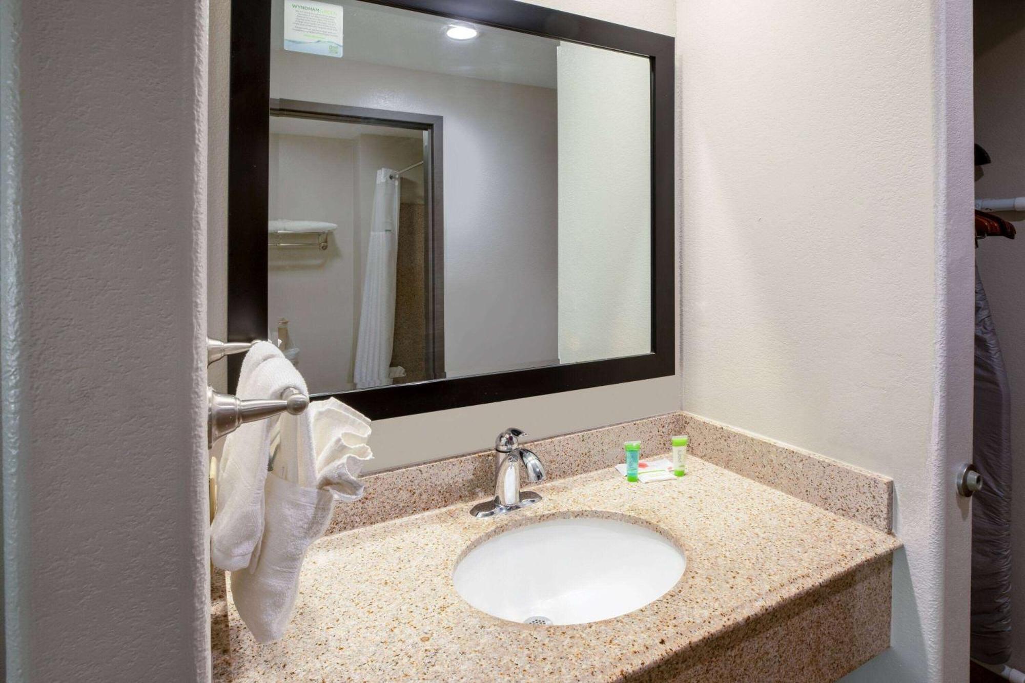 Days Inn By Wyndham Baton Rouge I-10 Prairieville エクステリア 写真